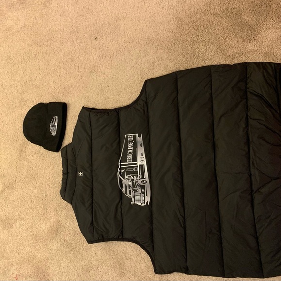 Winter vest & matching beanie. - Picture 3 of 4